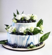 Свадебный торт с сезонными ягодами и живыми цветами